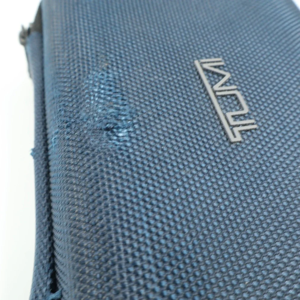 Tumi Delta Airlines Amenity Kit Navy Blue Hardshell Case‎ Kiehls Skincare Set
